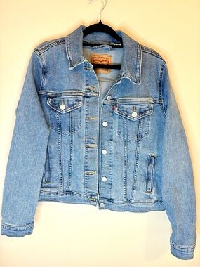 Levi’s Light Wash Stretch Denim Trucker Jacket XL